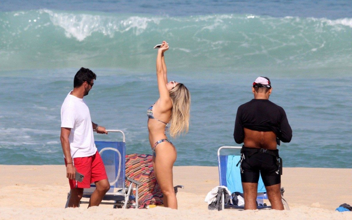 Carol Portaluppi e Renato Ga&uacute;cho curtem dia de praia juntos no Rio