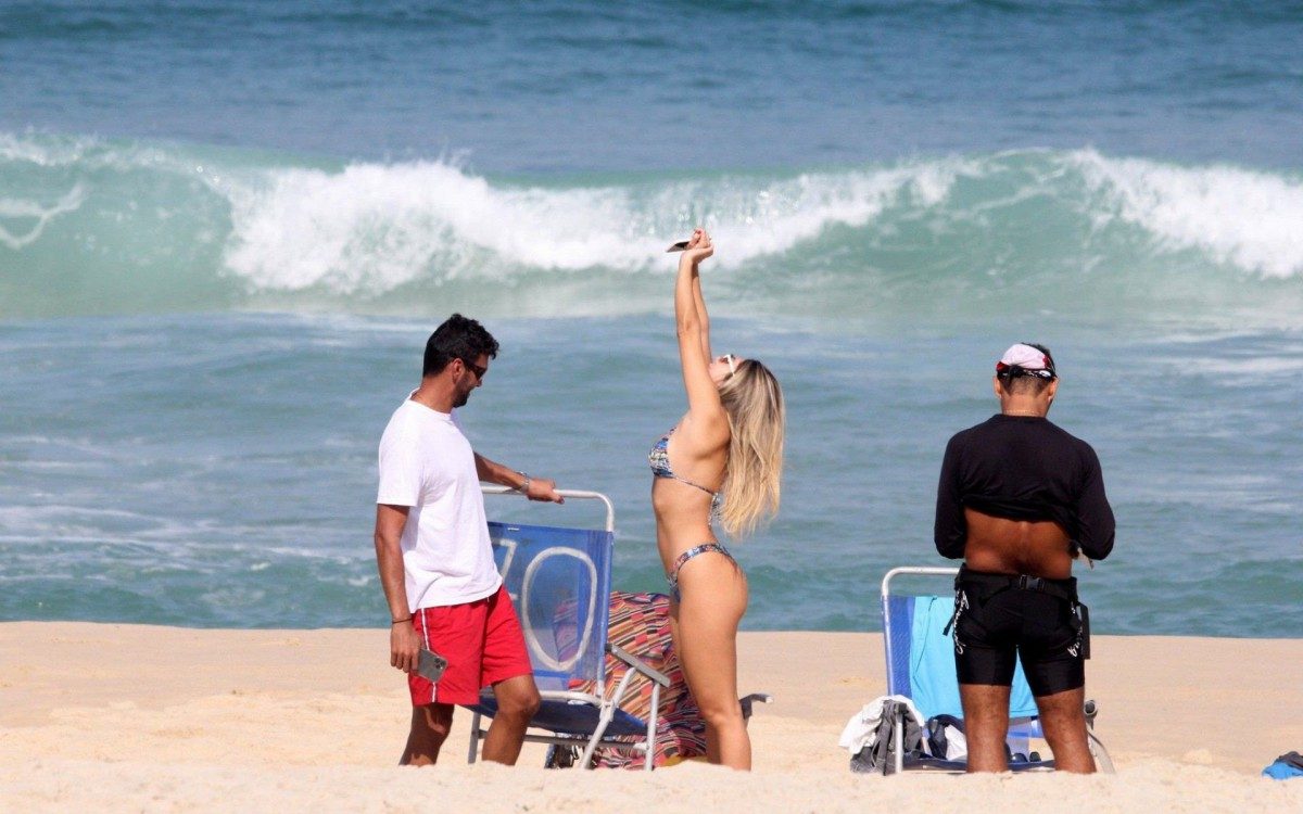Carol Portaluppi e Renato Ga&uacute;cho curtem dia de praia juntos no Rio