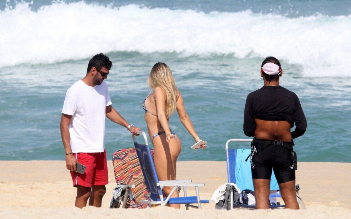 Carol Portaluppi e Renato Ga&uacute;cho curtem dia de praia juntos no Rio