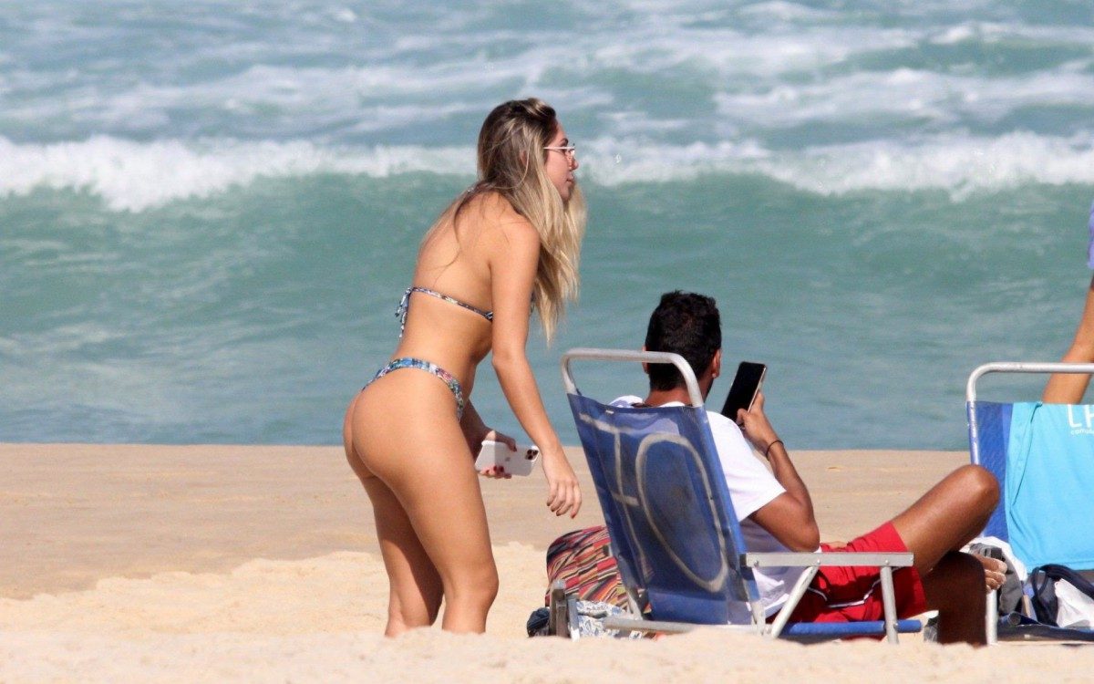 Carol Portaluppi e Renato Ga&uacute;cho curtem dia de praia juntos no Rio