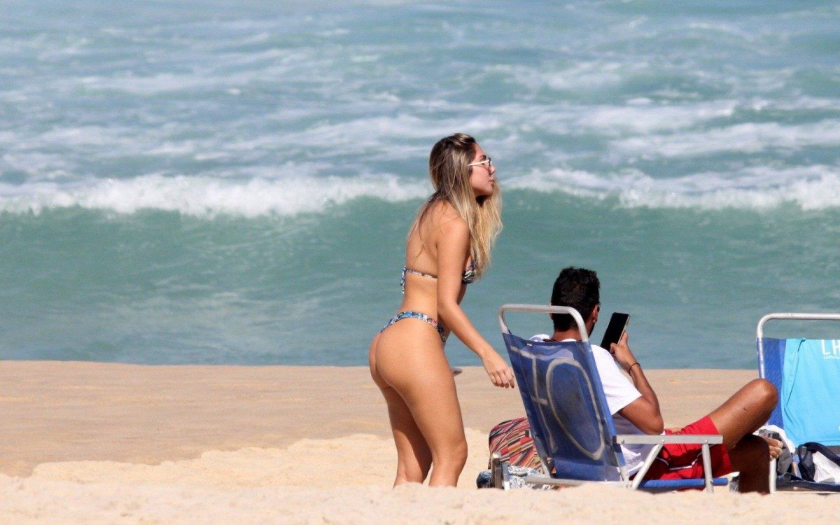 Carol Portaluppi e Renato Gaúcho curtem dia de praia juntos no Rio
