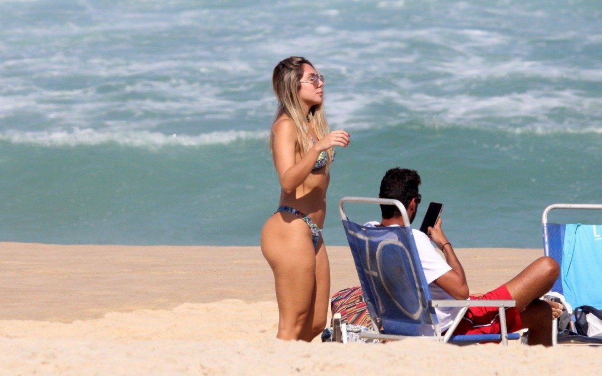Carol Portaluppi e Renato Ga&uacute;cho curtem dia de praia juntos no Rio