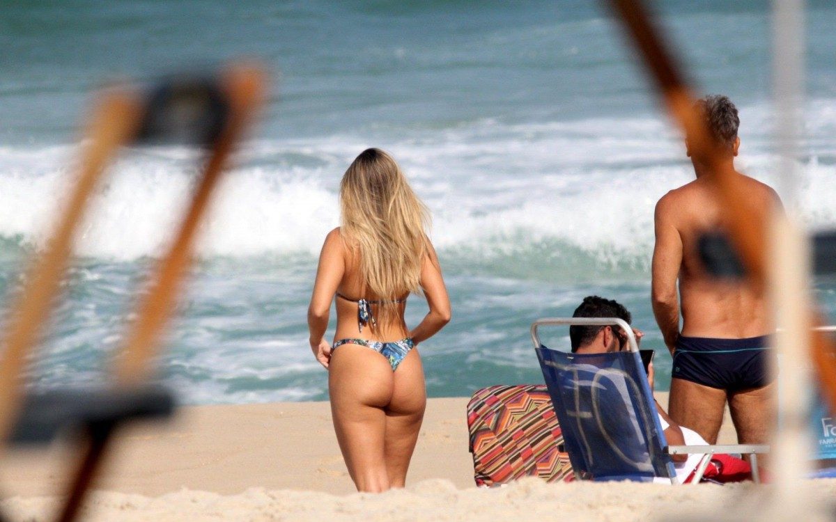 Carol Portaluppi e Renato Ga&uacute;cho curtem dia de praia juntos no Rio