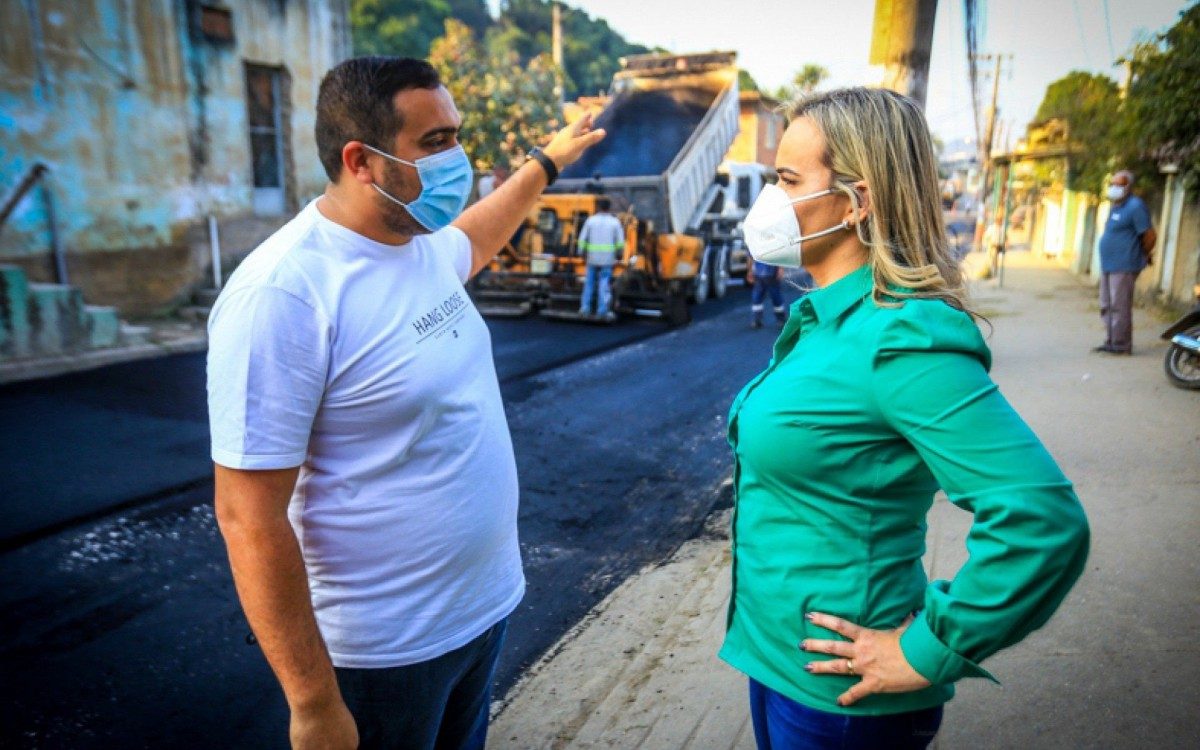 Deputada federal Daniela do Waguinho e vereador Matheus Igual a Voc&ecirc; na Avenida Duarte dos Santos da Fonte, no bairro S&atilde;o Francisco de Assis