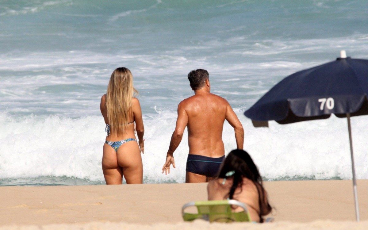 Carol Portaluppi e Renato Ga&uacute;cho curtem dia de praia juntos no Rio