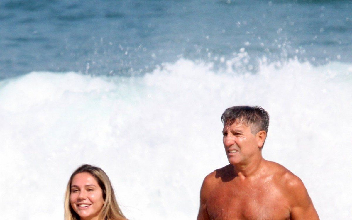 Carol Portaluppi e Renato Gaúcho curtem dia de praia juntos no Rio