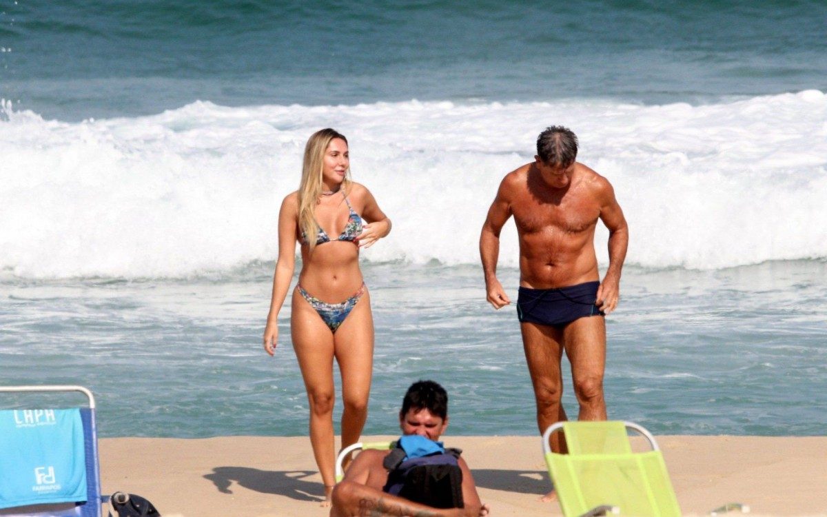 Carol Portaluppi e Renato Ga&uacute;cho curtem dia de praia juntos no Rio