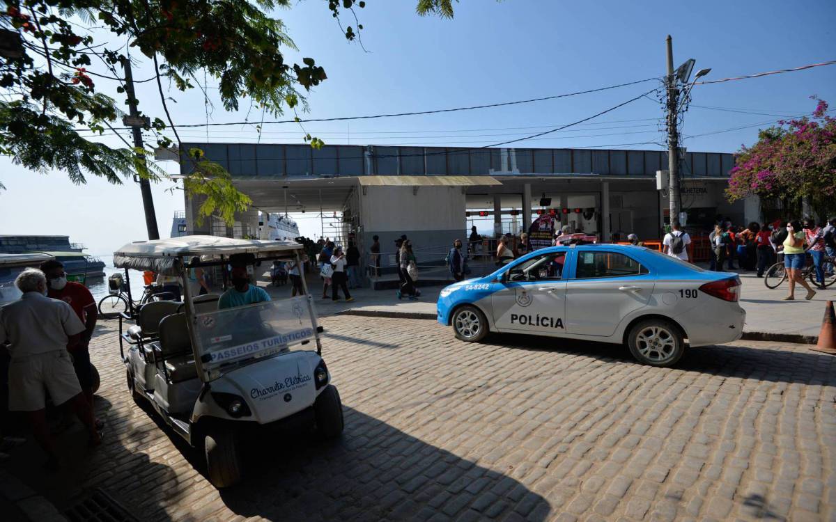 Rio de Janeiro - 06/07/2021 - Cidade/ Pol&iacute;cia/- Rio de Janeiro- Viol&ecirc;ncia em Paquet&aacute;.na foto viatura da PM no centro do bairro. Foto : F&aacute;bio Costa/ Ag.O Dia