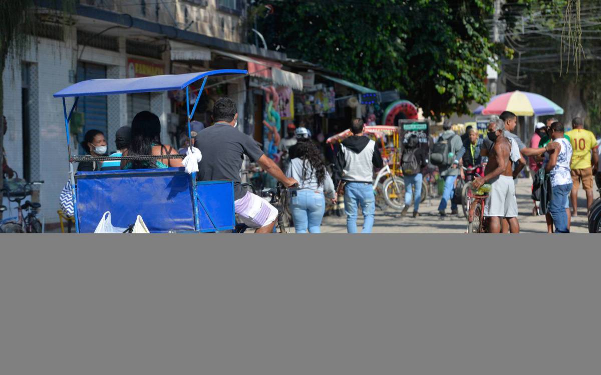 Rio de Janeiro - 06/07/2021 - Cidade/ Pol&iacute;cia/- Rio de Janeiro- Viol&ecirc;ncia em Paquet&aacute;.na foto moradores  no centro do bairro. Foto : F&aacute;bio Costa/ Ag.O Dia