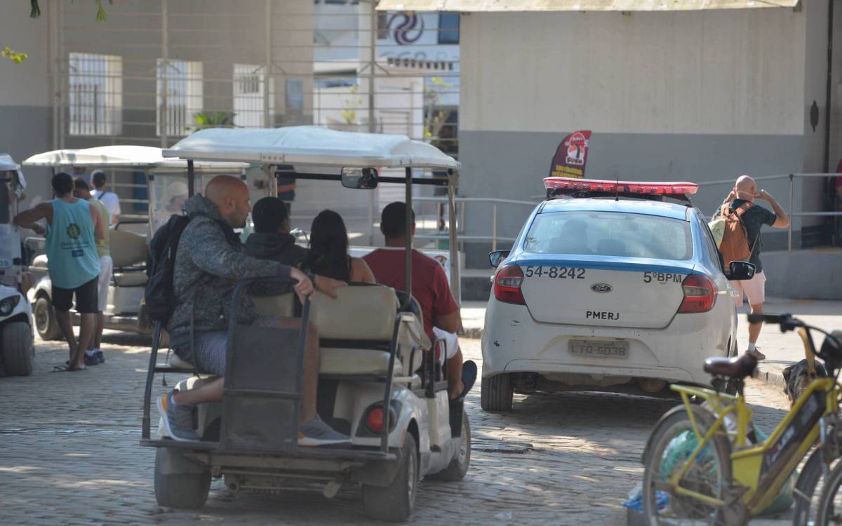 Rio de Janeiro - 06/07/2021 - Cidade/ Pol&iacute;cia/- Rio de Janeiro- Viol&ecirc;ncia em Paquet&aacute;.na foto viatura da PM no centro do bairro. Foto : F&aacute;bio Costa/ Ag.O Dia