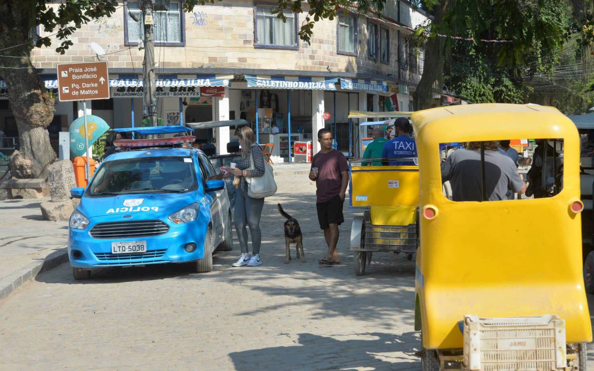 Rio de Janeiro - 06/07/2021 - Cidade/ Pol&iacute;cia/- Rio de Janeiro- Viol&ecirc;ncia em Paquet&aacute;.na foto viatura da PM no centro do bairro. Foto : F&aacute;bio Costa/ Ag.O Dia
