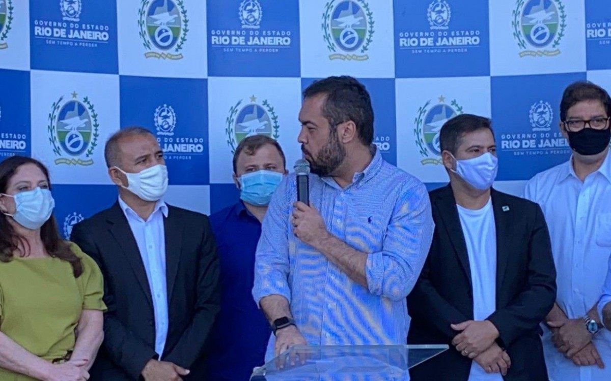 Governador Castro discursando direcionando a fala ao prefeito Vantoil Martins 