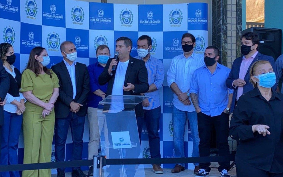 Secret&aacute;rio Dr. Serginho Azevedo discursando 