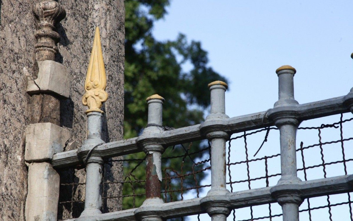 Parte frontal do gradil do Campo de Santana na Av; Presidente Vargas tem apenas três ponteiras restantes em uma extensão de cerca de 300 metros