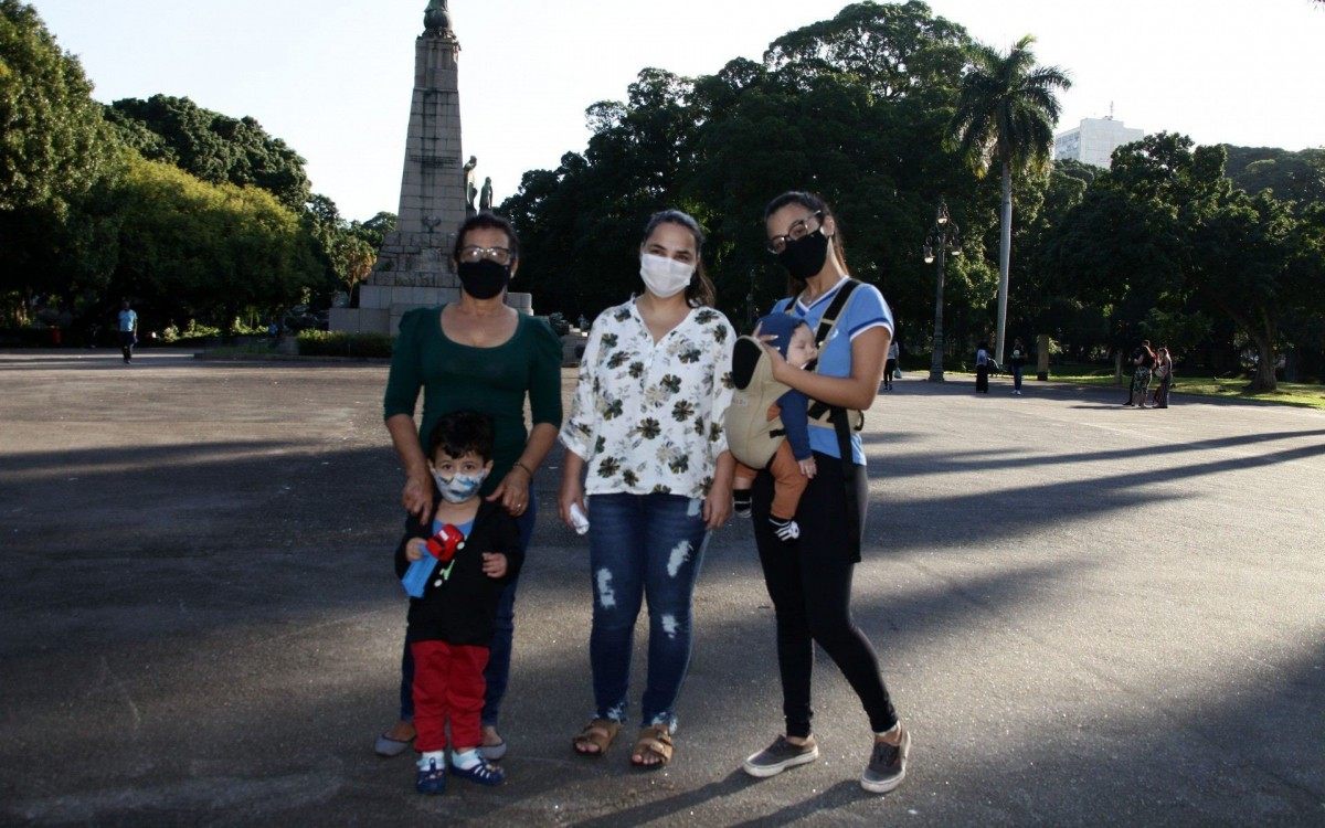 Rosângela Meirelles, 54, e suas sobrinhas Mariah Meirelles, 17, Renata Meirelles, 33, que moram no Centro