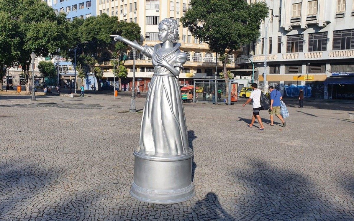 Princesa Leopoldina direciona o dedo para estátua de Dom Pedro I, denunciando as violências sofridas por ela. Escultura foi instalada na Praça Tiradentes - Divulgação