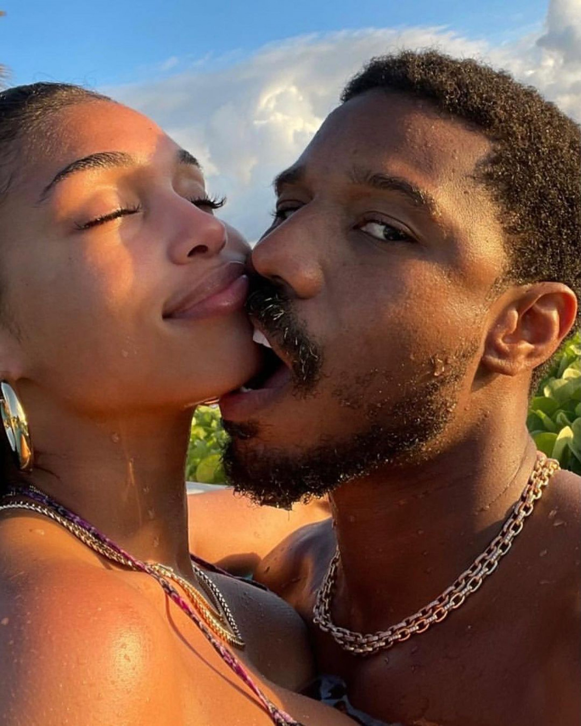 Michael B Jordan posa em clima quente com a namorada