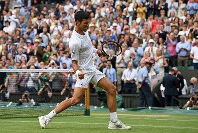 Djokovic vence Shapovalov e busca recorde na decisão de Wimbledon