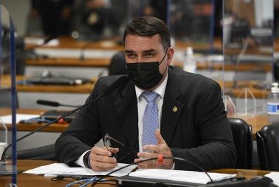 CPI da Covid 'torturou cidadão de bem', diz Flávio Bolsonaro