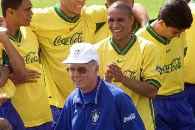 Sobre brasileiros que torcem para Argentina contra Brasil, Zagallo dispara: 'Vão para um hospício'