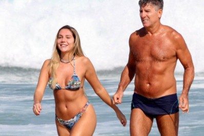 Carol Portaluppi e Renato Gaúcho curtem praia juntos