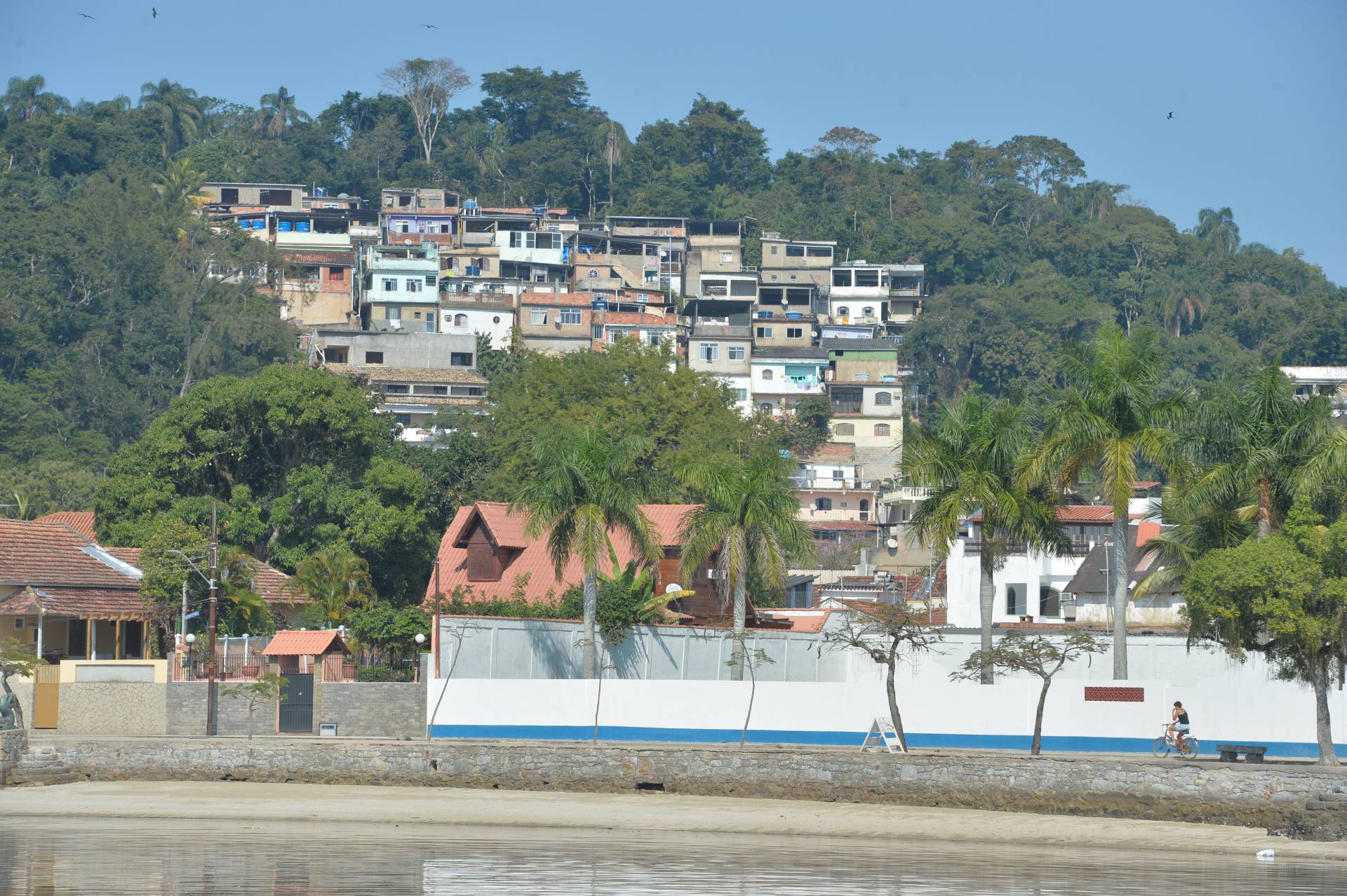 Linha clandestina de barco leva drogas à Paquetá 