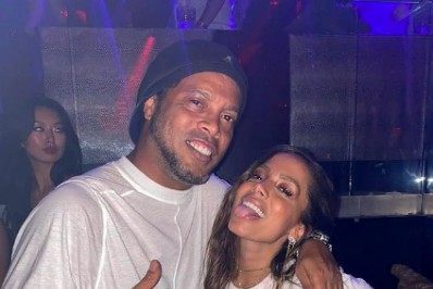 Rolê aleatório! Anitta curte festa com Ronaldinho Gaúcho em Miami