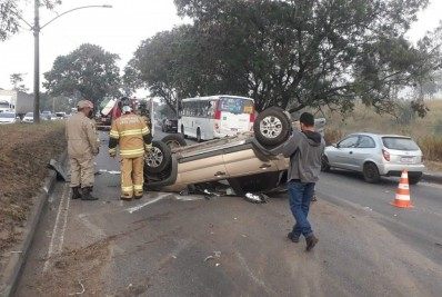 Acidente com carro interdita trecho da Avenida Brasil, em Deodoro