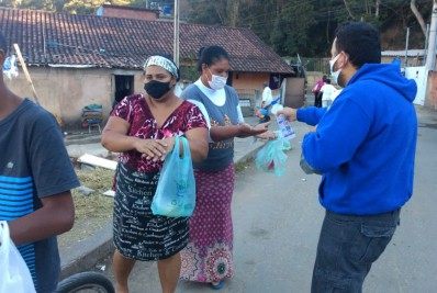 Prefeitura distribui mais de 1 tonelada de laranjas e tangerinas para moradores do Carangola