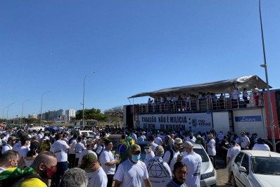 Bolsonaristas provocam aglomerações durante protesto a favor das armas em Brasília