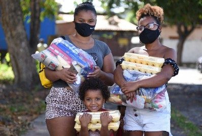 Educação de Campos segue com a entrega do kit alimentação para pais de alunos da rede municipal