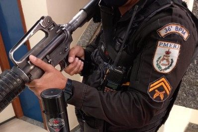 Santo Antônio de Pádua: Dupla é presa com pistola em residência