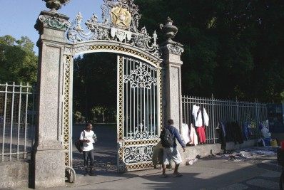 Gradil que cerca Campo de Santana sofre com furtos de peças metálicas usadas como acabamento