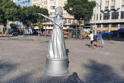 Escultura da princesa Leopoldina é instalada em campanha de combate a violência contra a mulher