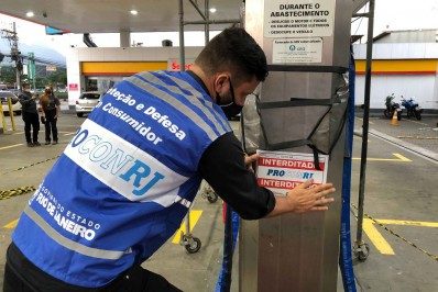 Procon fiscalizou três postos de gasolina em Teresópolis e lacrou quatro bicos