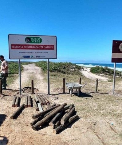 Órgãos ambientais cercam a área da praia e da restinga no bairro de Vilatur, em Saquarema - Divulgação