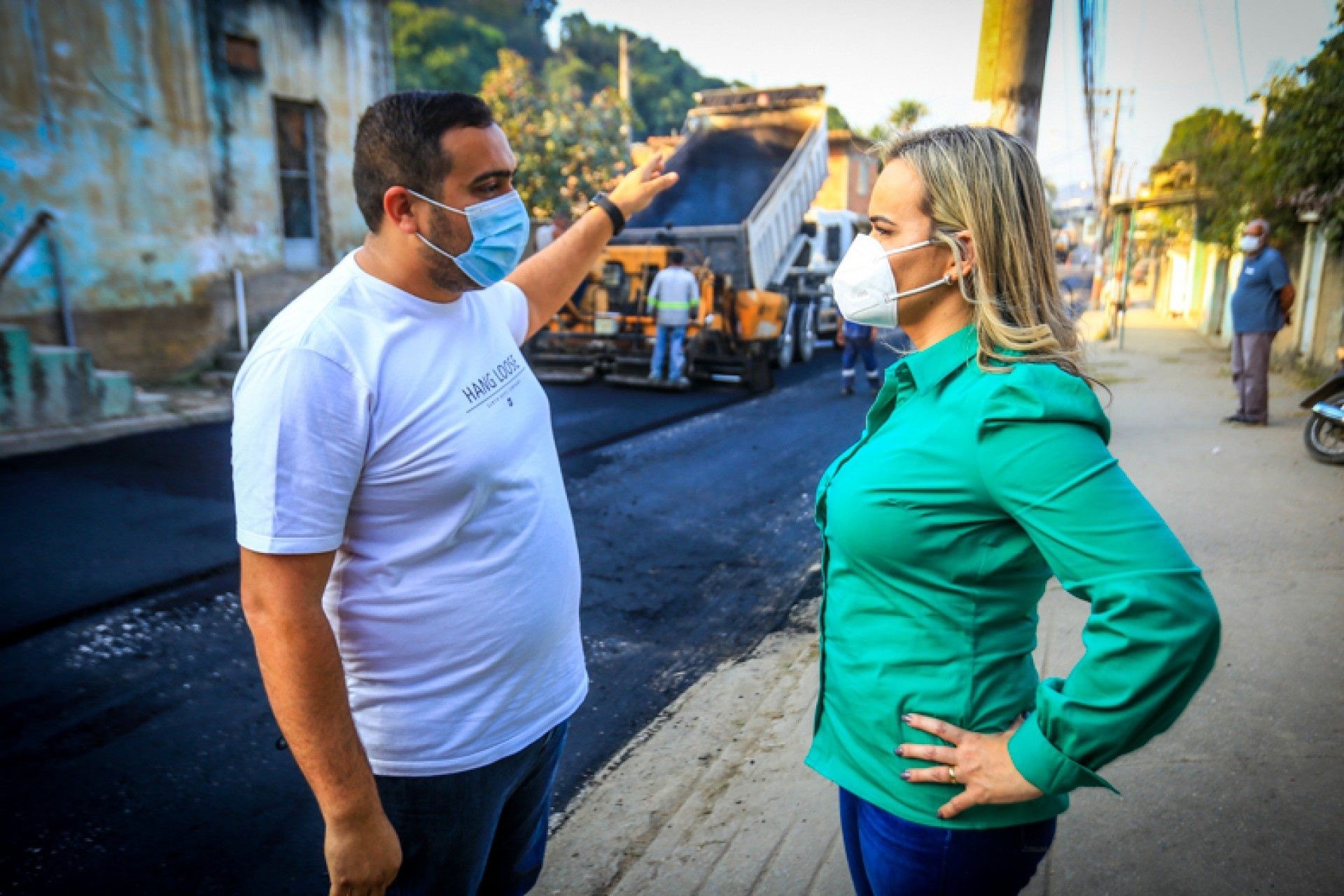 Deputada federal Daniela do Waguinho e vereador Matheus Igual a Voc&ecirc; na Avenida Duarte dos Santos da Fonte, no bairro S&atilde;o Francisco de Assis - Rafael Barreto / PMBR