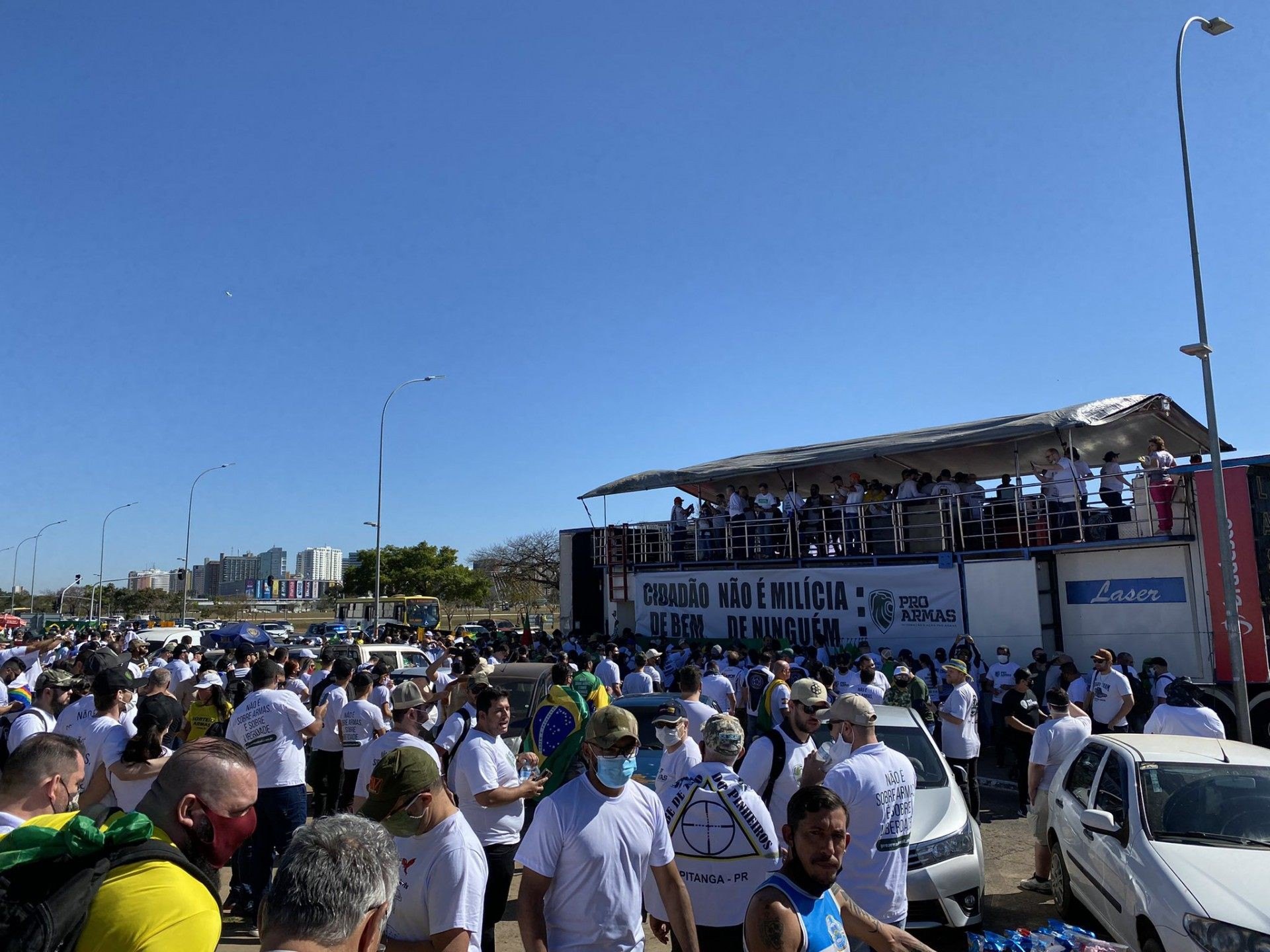 Bolsonaristas provocam aglomerações durante protesto a favor das armas em Brasília
