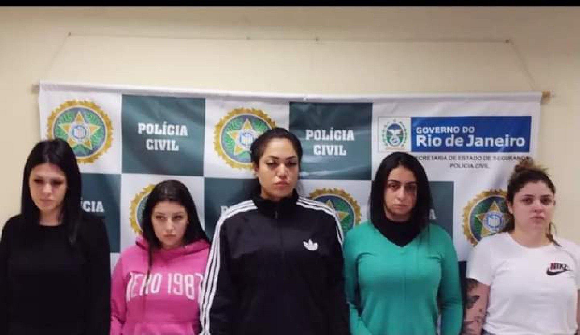 A blogueira (de verde) e as amigas, que também foram presas - Divulgação 