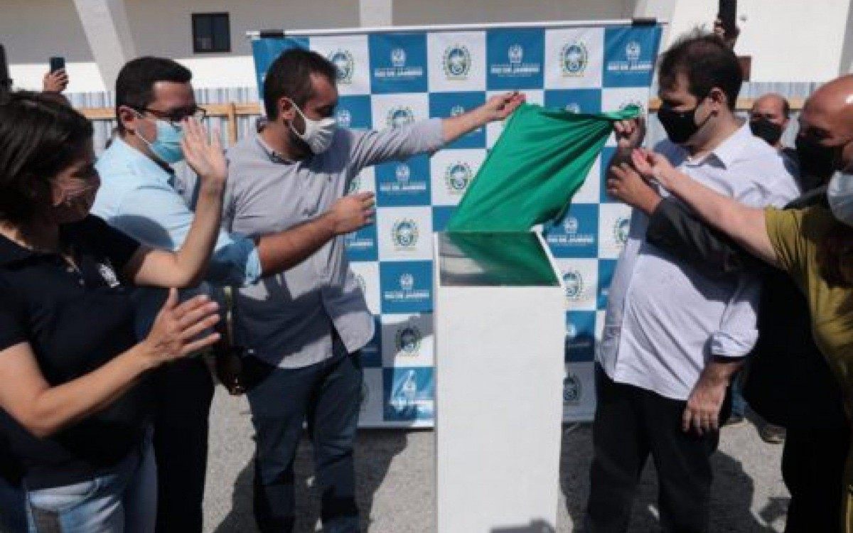 Esteve at&eacute; no lan&ccedil;amento de pedra fundamental de um cinema em S&atilde;o Pedro da Aldeia 