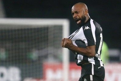Botafogo se reúne com a Portuguesa e fica perto de sacramentar permanência de Chay