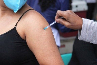 São Gonçalo vacina 60% da população e reduz número de casos de Covid-19