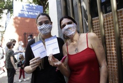 Em dia de repescagem, postos da Zona Norte registram filas longas, mas vacinação é rápida