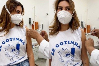 Fernanda Paes Leme se emociona ao receber vacina contra a covid-19
