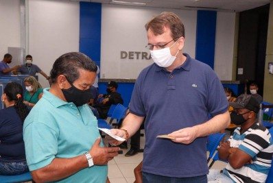 Governo do Rio entrega cartões do Supera RJ em postos do Detran