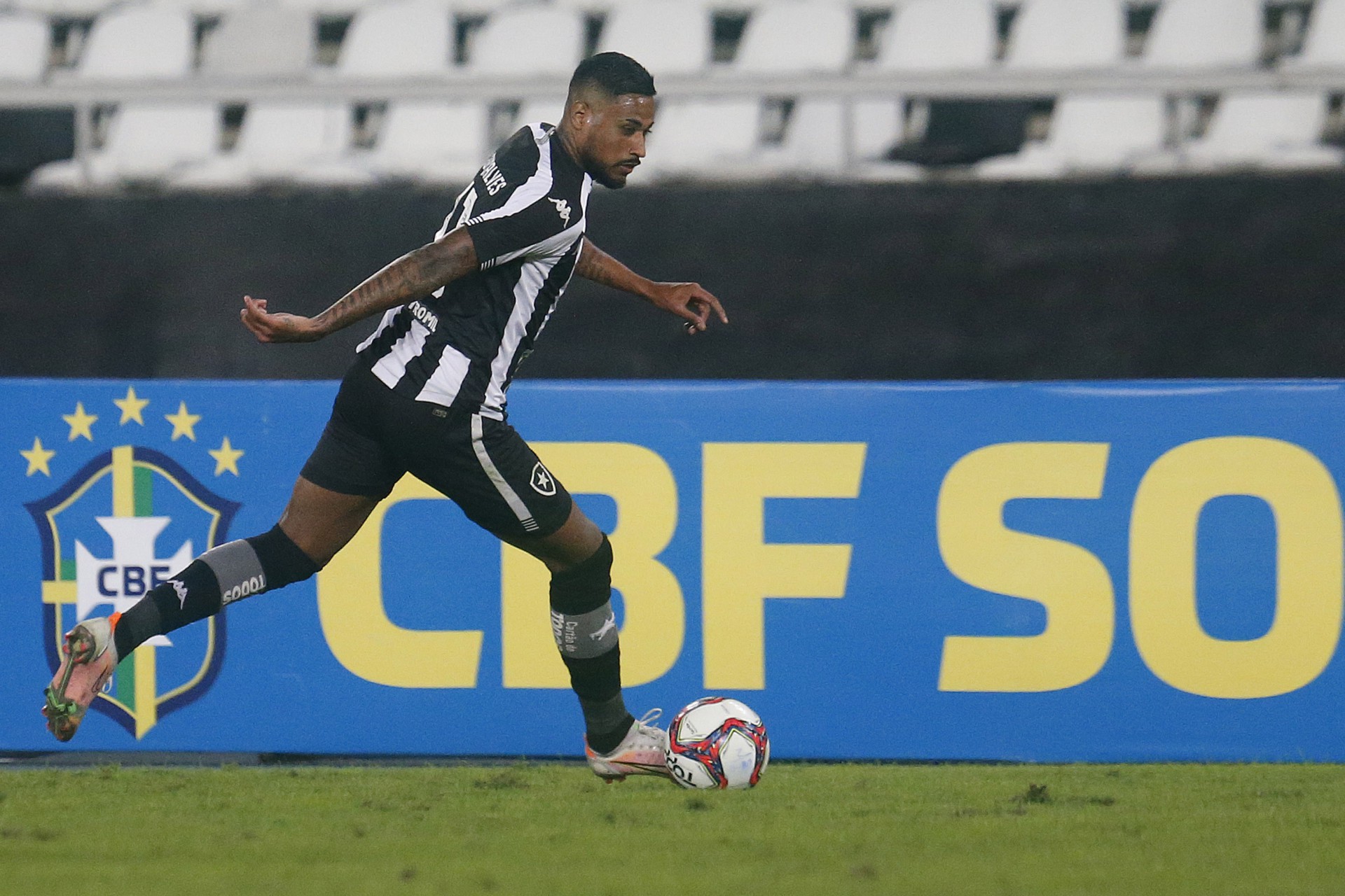 Jogador importante do Botafogo se machuca e desfalca o time por at&eacute; seis semanas