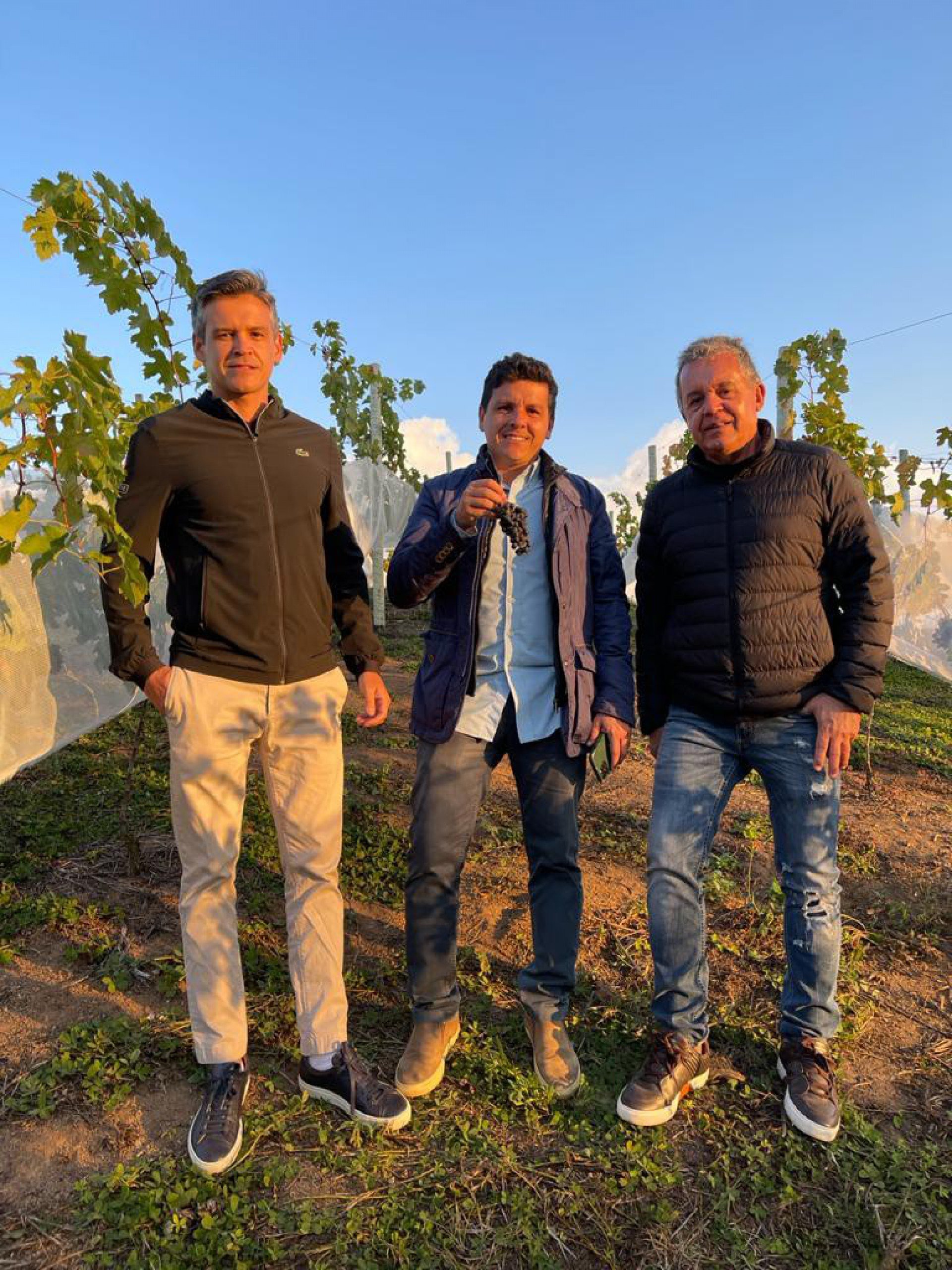 Bernardo Eloy, Jose Carlos Eloy (filho) e Jose Carlos Eloy: empresários do setor imobiliário criaram projeto de uma vinícola, paixão da família, na Região Serrana - Divulgação/Família Eloy