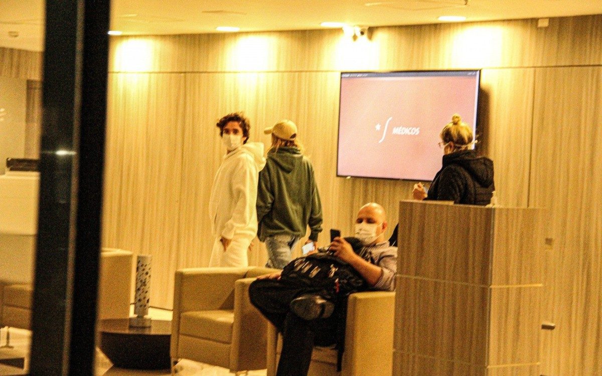 Sasha e o marido, o cantor gospel João Figueiredo, visitam Luciano Szafir no hospital - Ag. News