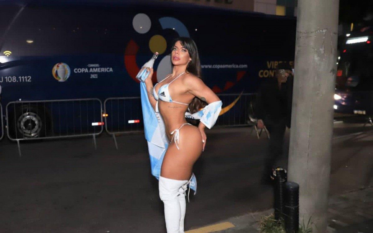 Suzy Cortez torce por Messi na porta do Maracan&atilde;