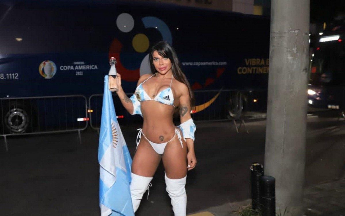 De biquíni, Suzy Cortez espera Messi na saída do Maracanã | Celebridades | O Dia